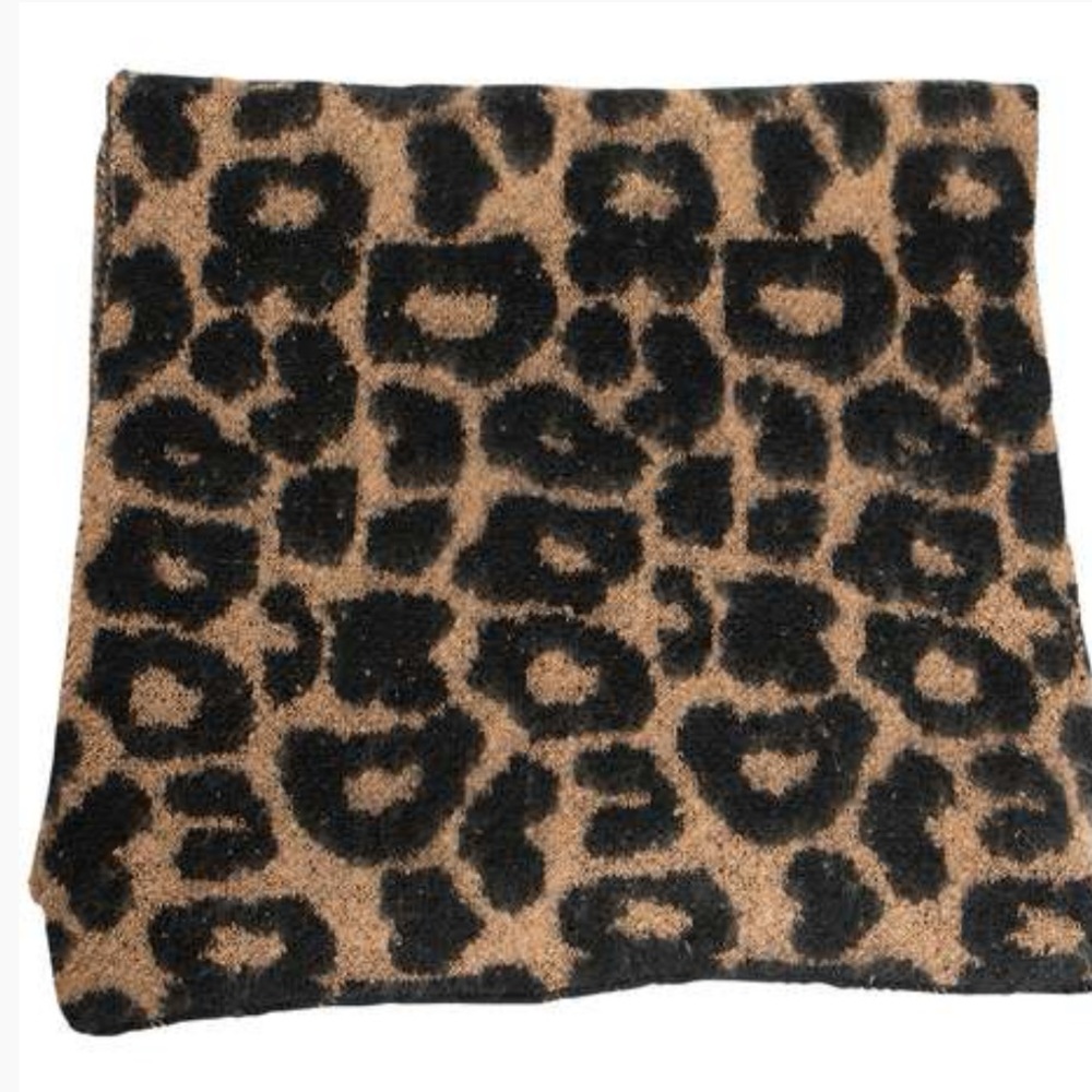 NWT Kensie Leopard Print Fuzzy Scarf - Picture 1 of 7